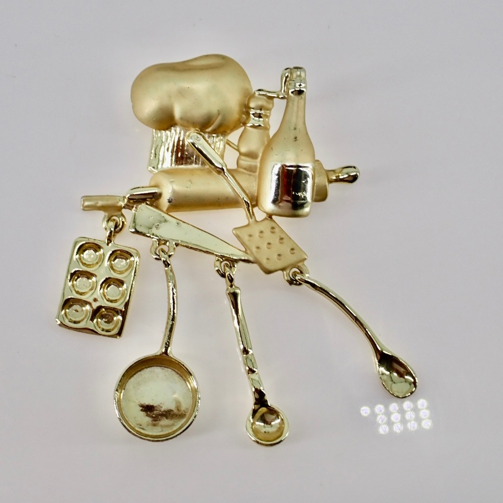 Goldtone Signed AJC Brooch For A Kitchen Chef a Baker a Cook Pots & Pans 2.5"
